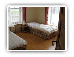 Geräumiges Schlafzimmer im Untergeschoss